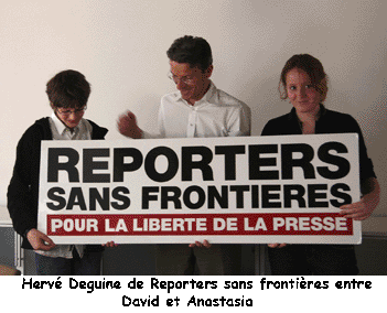Herv Deguine, reporter sans frontires et les jeunes journalistes du Grand mchant loup avec le logo :  Reporters sans frontires, pour la libert de presse