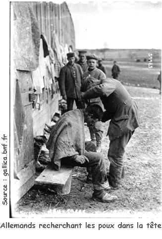 les soldats cherchant les poux