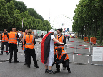 Kontrollen bei der Fanmeile Strasse des 17. Juni in Berlin