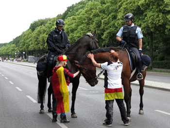 Die berittene Polizei bei der Fanmeile in Berlin mit Fussballfans