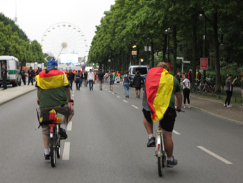 Fu&szligballfans mit Rad unterwegs.