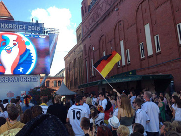 Fussball-Fans in der Kulturbrauerei in Berlin