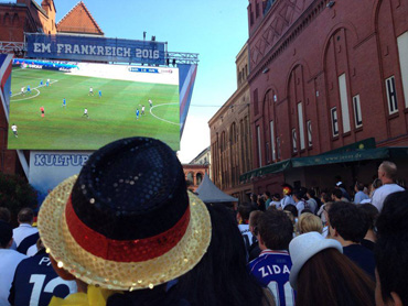 Fussball-Fans in der Kulturbrauerei in Berlin